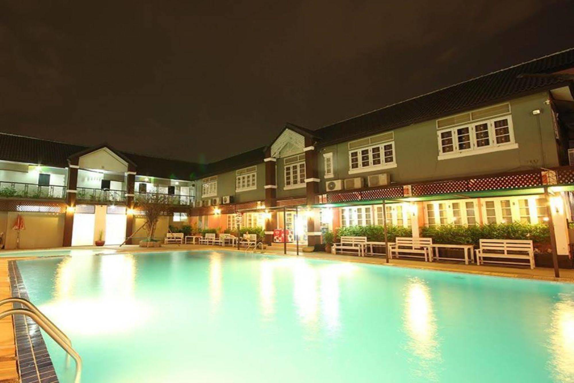 Waratee Spa Resort Villa Bangkok Exterior photo