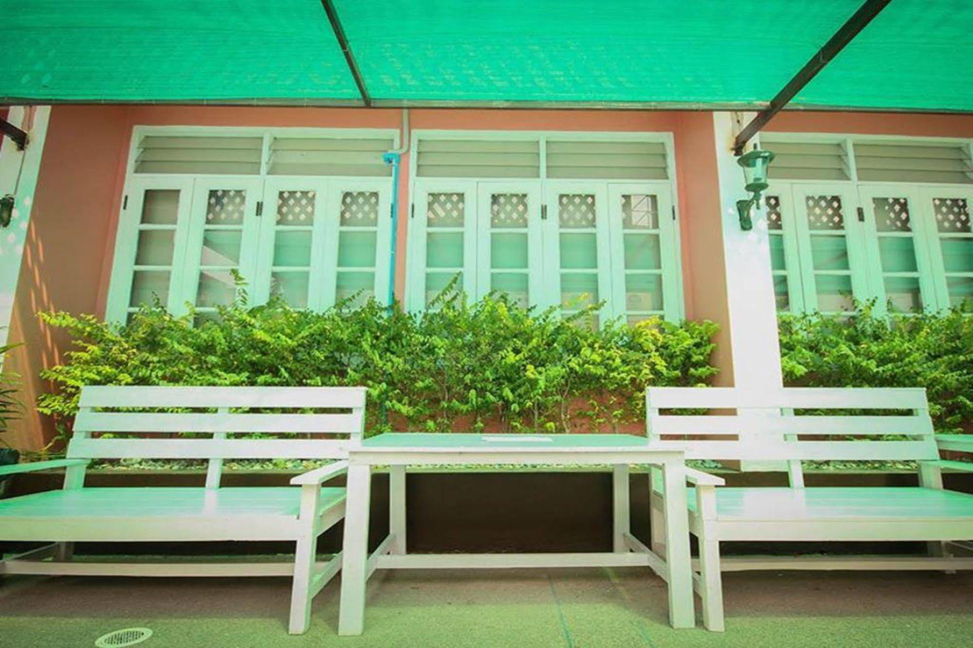 Waratee Spa Resort Villa Bangkok Exterior photo